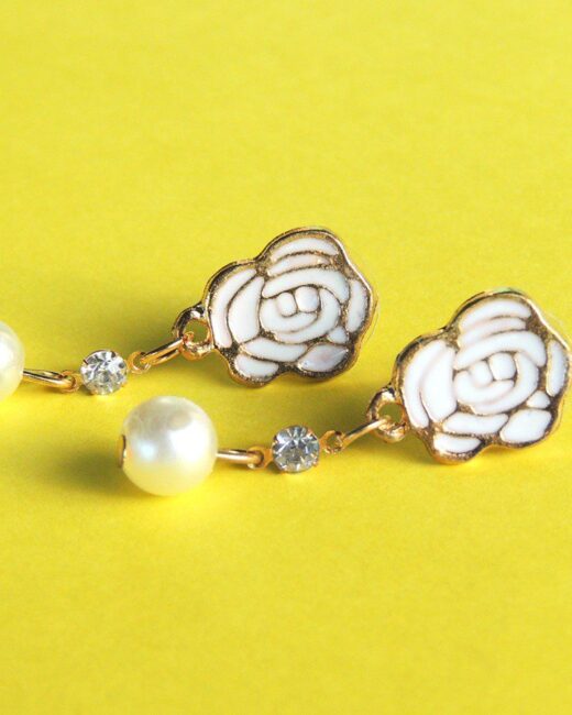 Brinco Floral Bege