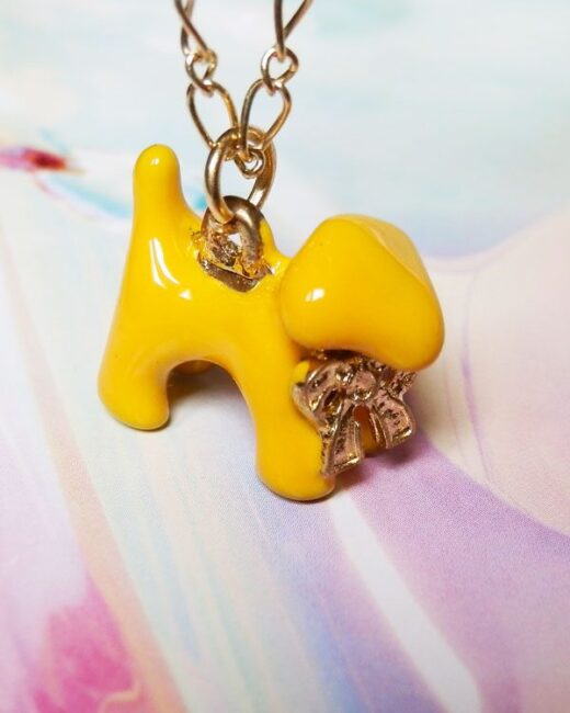 Colar com Pingente de Cachorrinho Amarelo