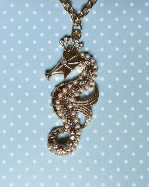 Colar Feminino com Pingente de Cavalo Marinho