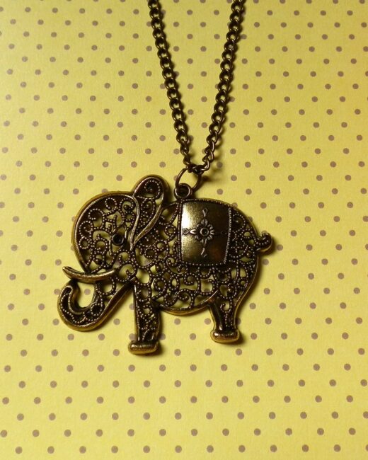Colar com Pingente de Elefante