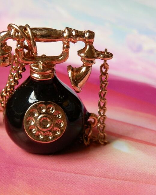 Colar com Pingente Telefone Vintage